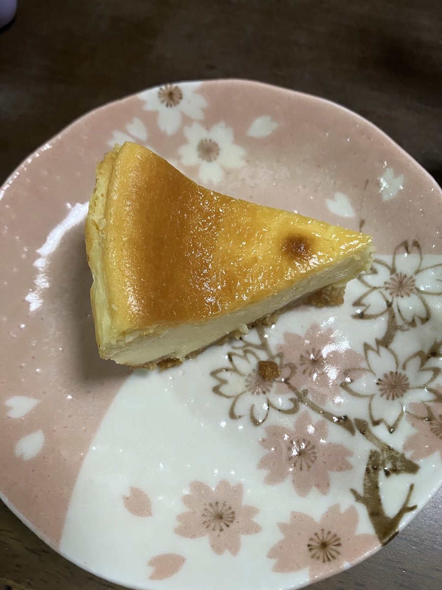 GoDjehn's tweet photo. 姉が初めて作ったベイクドチーズケーキ https://t.co/Bbl46glBGf