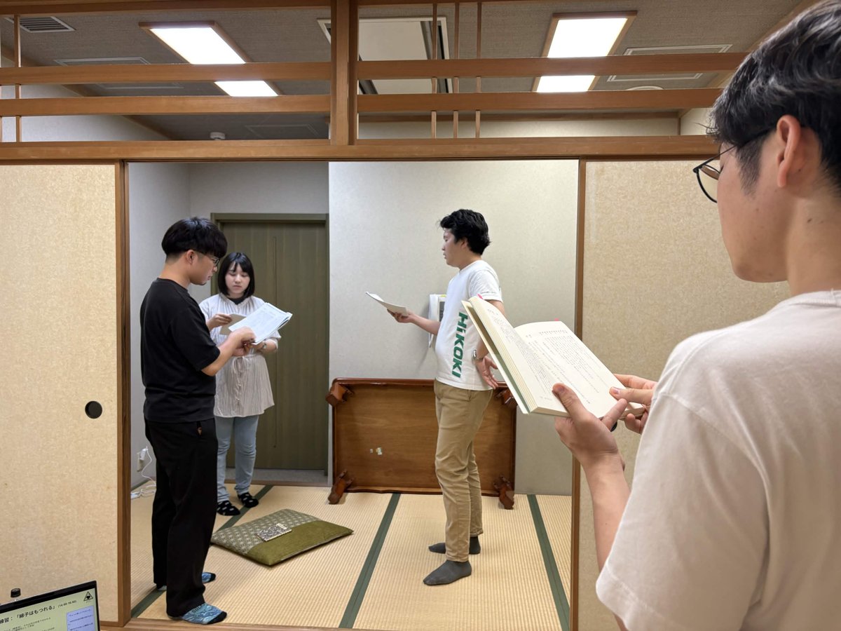 ansyn_stage's tweet photo. 【稽古風景 覗き見】

この日は、空間の広さに合わせて演技する練習。

ただ大きい声を出すだけでなく、
部屋の響きや相手との距離を感じながら、
その場所に合った声と身体を探っています。

観る人に無理なく届く演技を目指して、
少しずつ稽古を重ねています。 https://t.co/O3hwknHDCC