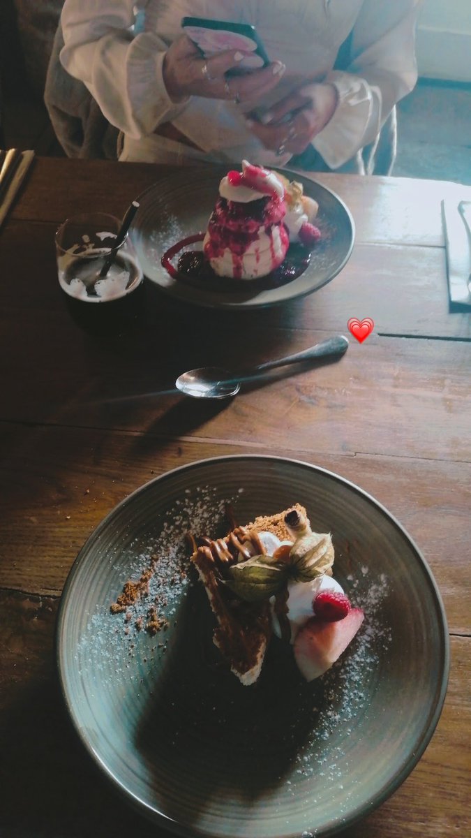 shewiththedevil's tweet photo. Steak with some cake 🤤 https://t.co/VyBexTjyOE