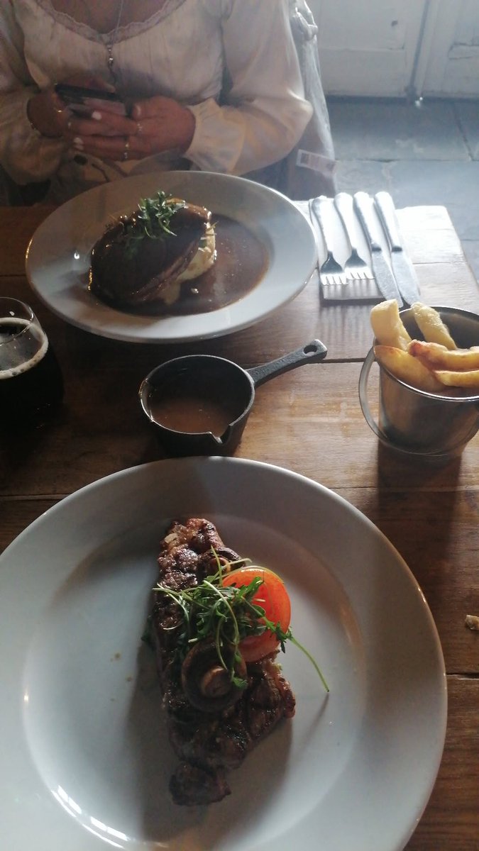 shewiththedevil's tweet photo. Steak with some cake 🤤 https://t.co/VyBexTjyOE