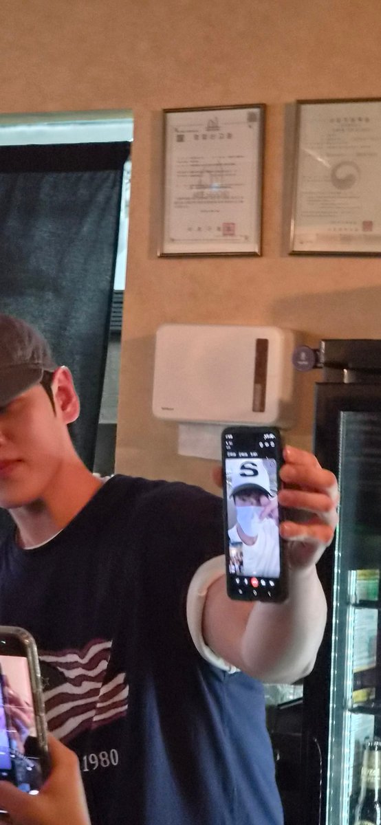 rabb_jin's tweet photo. 맥상맥하에 있는데 산하가 와줘서 고맙다고 영통 올려줬어!!! 나 눈물나 https://t.co/MdmZp4Aixx