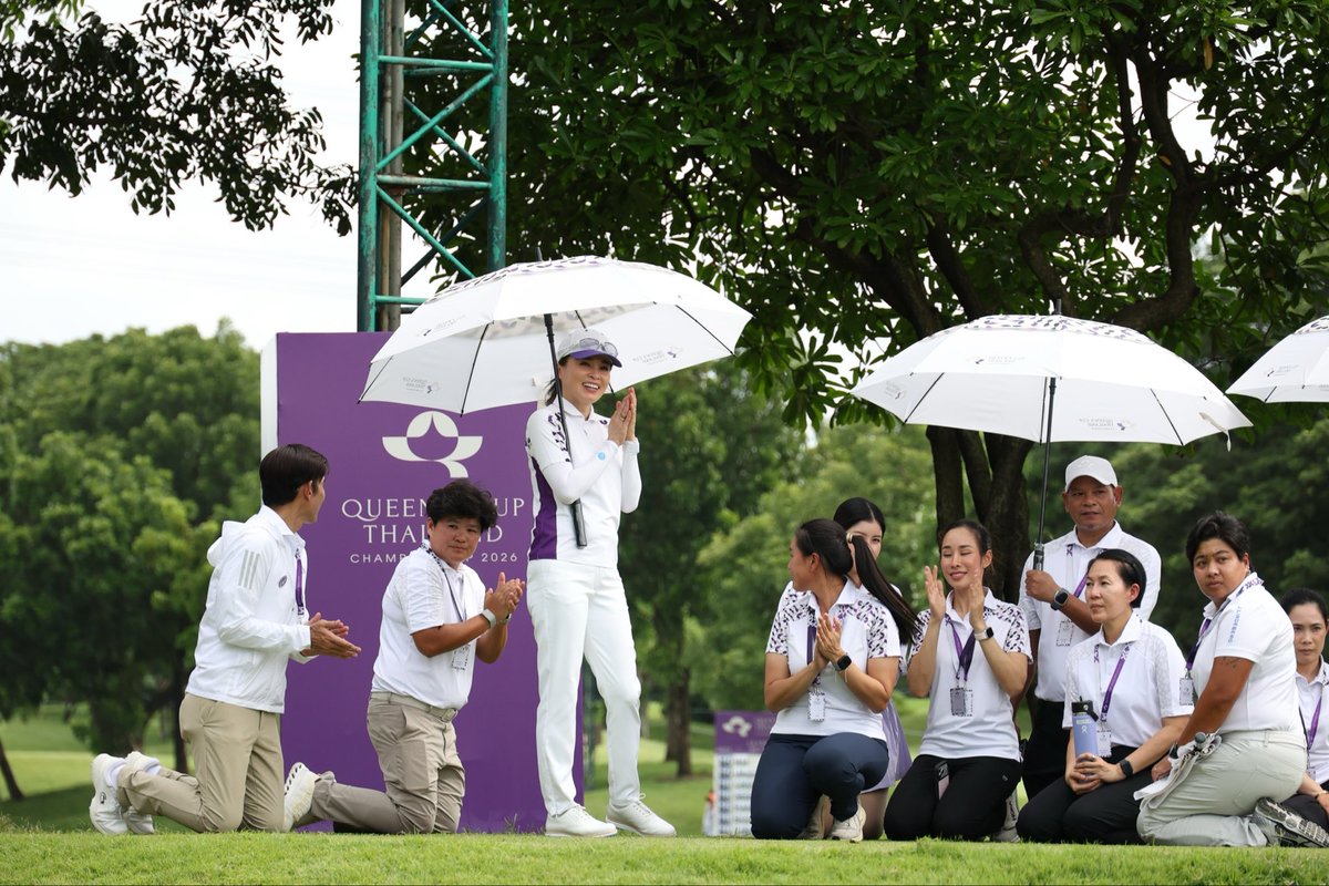 jellybunnyx789's tweet photo. 💜พระจริยวัตรของแม่ น่ารักจังเพค่ะ💜 ณ สนามกอล์ฟ ริเวอร์เดล กอล์ฟ คลับ อ.เมือง จ.ปทุมธานี  #พระราชินี #พระราชินีสุทิดา #ทรงพระเจริญ #เรารักสถาบันพระมหากษัตริย์ #ราชวงศ์จักรี #สนามกอล์ฟ #ปทุมธานี https://t.co/rU6Iomj2lc