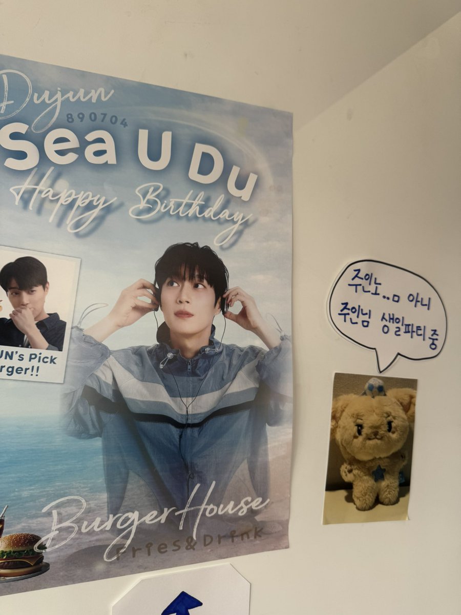 hl_012486's tweet photo. 곳곳 구경할 때마다 두준이가 봤으면 너무 좋아했을 것 같다는 생각이 엄청 들더라구요 ❕❕ 두준 보고있니.. 말하던대로 라이트들도 엄청 행복한 하루 보냈지요 💙 

#두준이란_바다위를_둥둥
#라이트의_여름은_영원히_너야 https://t.co/1SkpMyqJPE