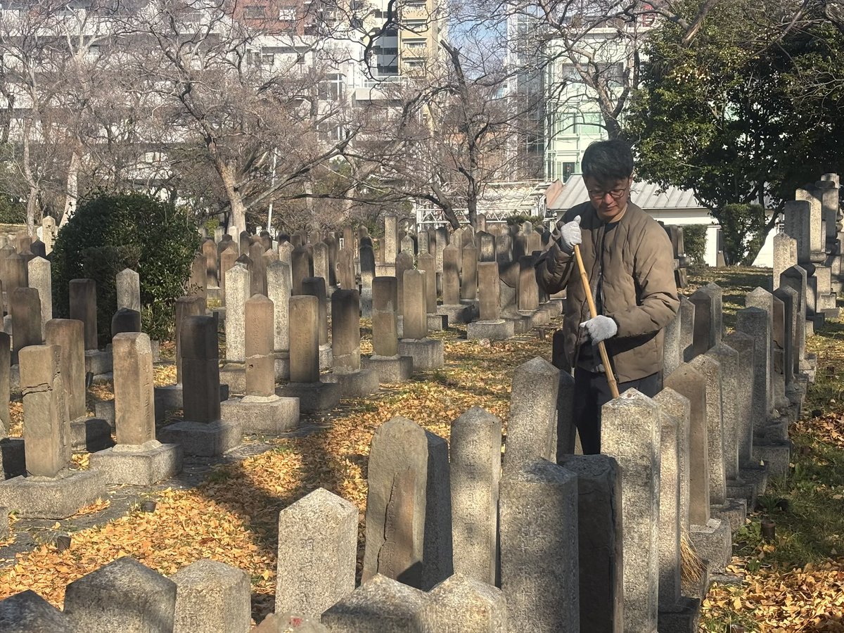 ahakiAmber's tweet photo. 吉村知事と横山市長が揃って真田山陸軍墓地へ足を運んでくださり、周知してくださったのが本当に嬉しい。
嬉しい(T＿T)

吉村知事はお偲びで御子息とお見えになり墓地の歴史を学び、横山市長はプライベートで清掃にいらしてくださいました。

墓地のご周知お報せ本当にありがとうございました。 https://t.co/Qx9dqgLp0S