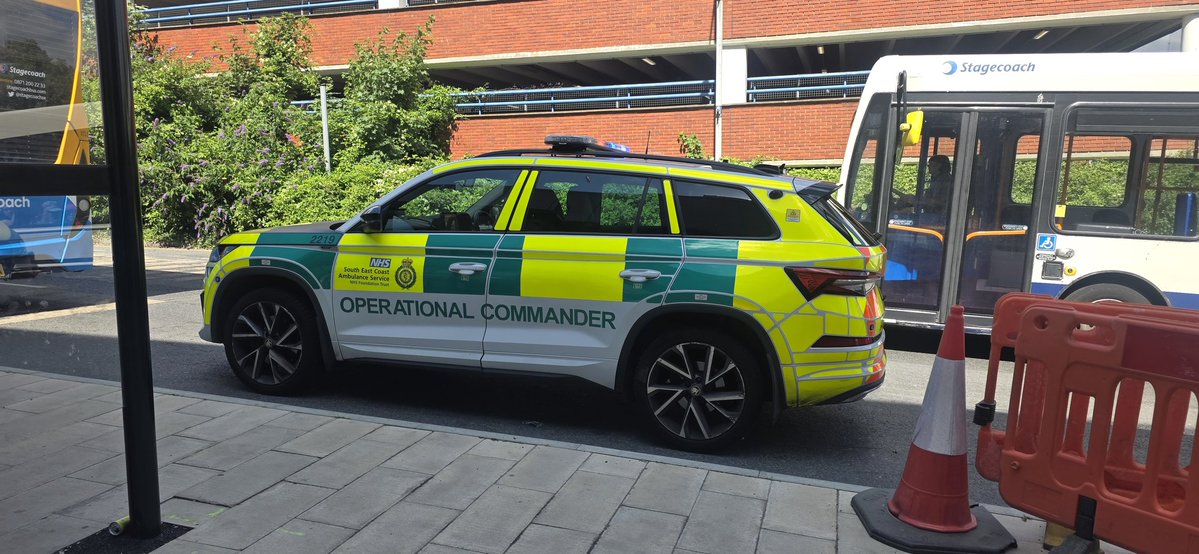 Fire_Engine_Fan's tweet photo. @SECAmbulance I was in Folkestone yesterday and saw a Operational Commander Vehicle at the Bus stops in Folkestone. My 1st time seeing one. Oh and I love the Light bar. I'm an Emergency service vehicle fanatic https://t.co/1NFwiQgXV3