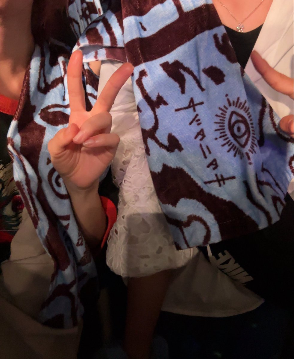 yoru158's tweet photo. キタニEveくんどっちも大好きだったから幸せでしたヨルシカのグッズ持ってる人たくさんいたから持ってこればよかったな https://t.co/20bFTWzErp