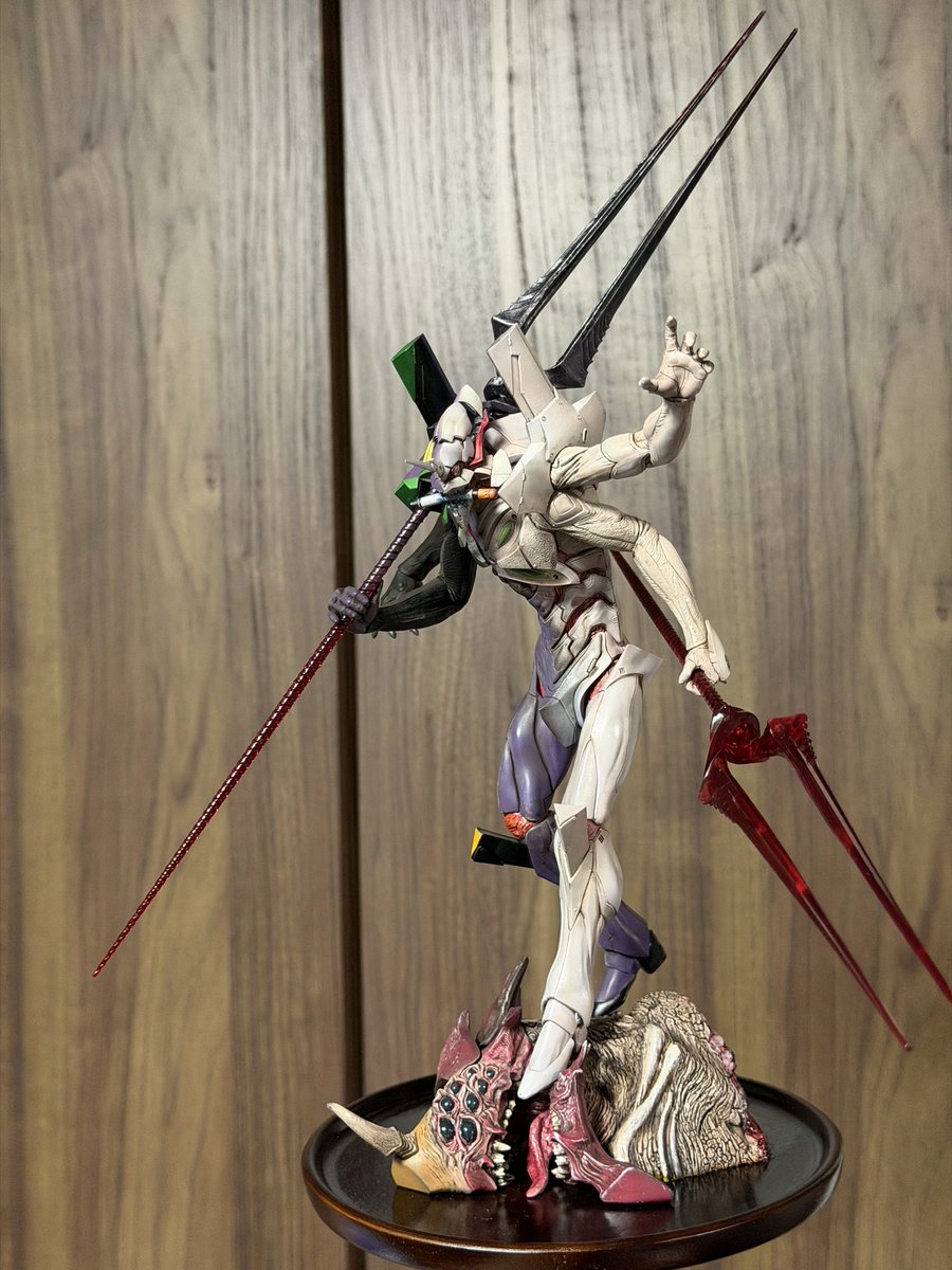 unizonerx0's tweet photo. ARTPLA エヴァ13号機 完成です！
左右で異なる造形を活かし、素材の違いを塗装で出しつつ、不気味で神秘的な擬似シン化形態への移り変わりを表現しました
 #ARTPLA 
 #海洋堂
 #エヴァンゲリオン

それぞれに焦点を当て手上げていきます👇🏻 https://t.co/Vu1eEINiTb