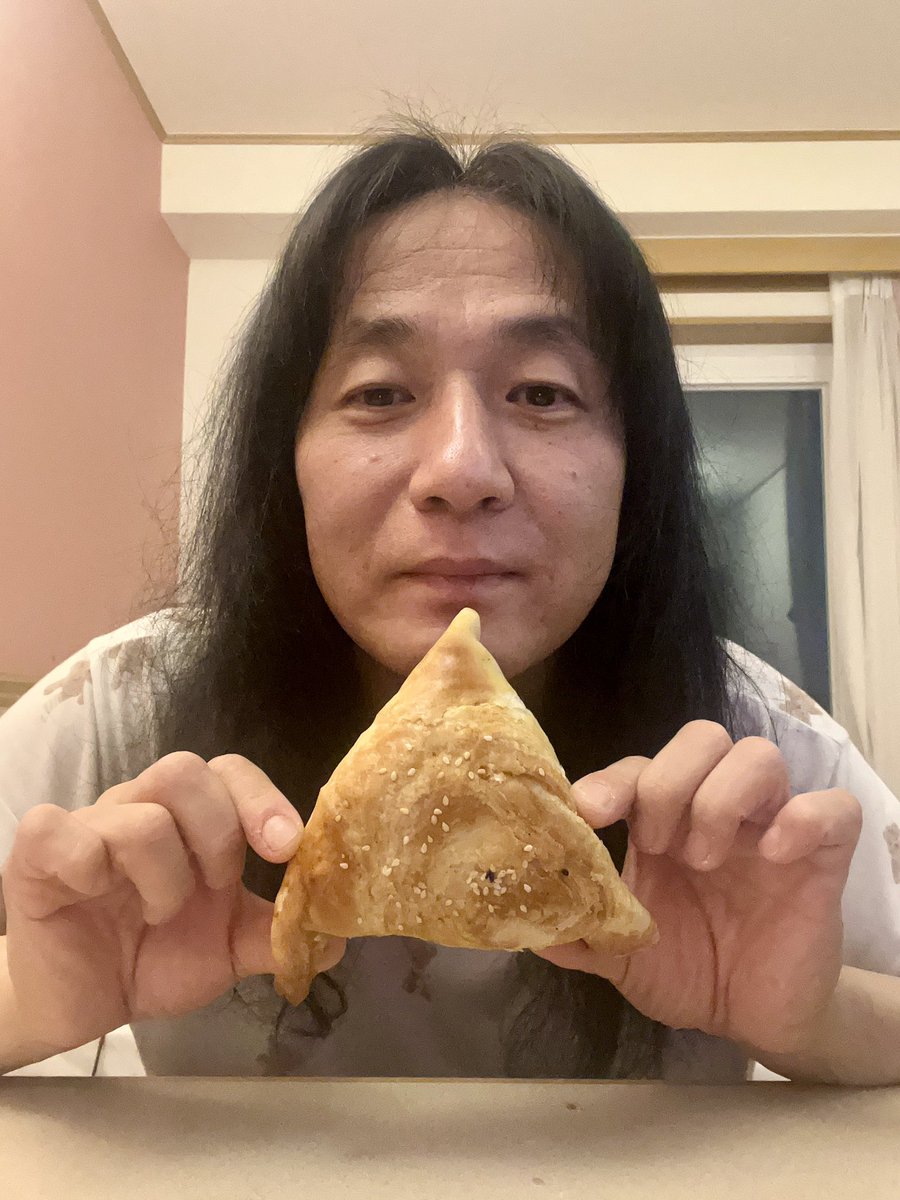 hjfreaks's tweet photo. 夜食はサモサですw https://t.co/Oix23XZ281