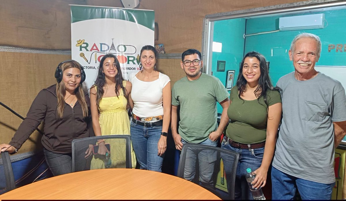 RadioVictoria10's tweet photo. #Amistades
Radio Victoria, agradece a la familia Reyes por su visita desde California_ Estados Unidos, y su interés por conocer la historia y el trabajo de esta emisora comunitaria.
Gracias por su sintonía el 92.1fm y https://t.co/aG4C4NWGqu
@kpfaradio https://t.co/ck2rwqnICF