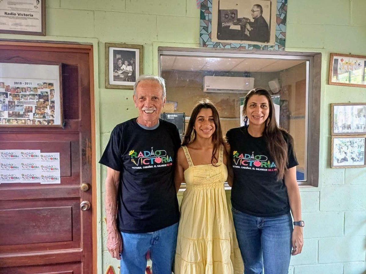 RadioVictoria10's tweet photo. #Amistades
Radio Victoria, agradece a la familia Reyes por su visita desde California_ Estados Unidos, y su interés por conocer la historia y el trabajo de esta emisora comunitaria.
Gracias por su sintonía el 92.1fm y https://t.co/aG4C4NWGqu
@kpfaradio https://t.co/ck2rwqnICF