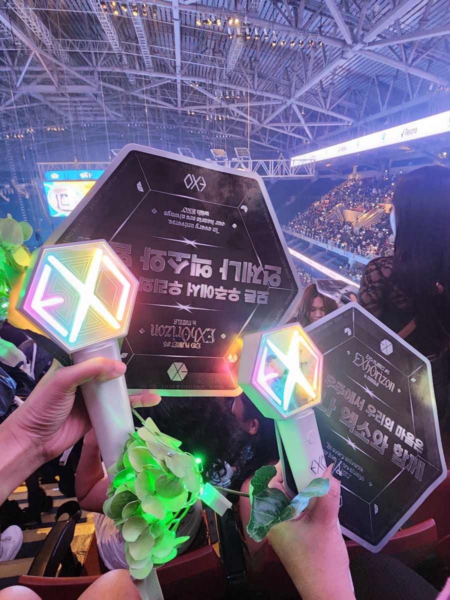 osangayon's tweet photo. Pretty ng eribong and banners #EXhOrizonInManila 🥰🥰🥰 https://t.co/d7d2DlPDzJ