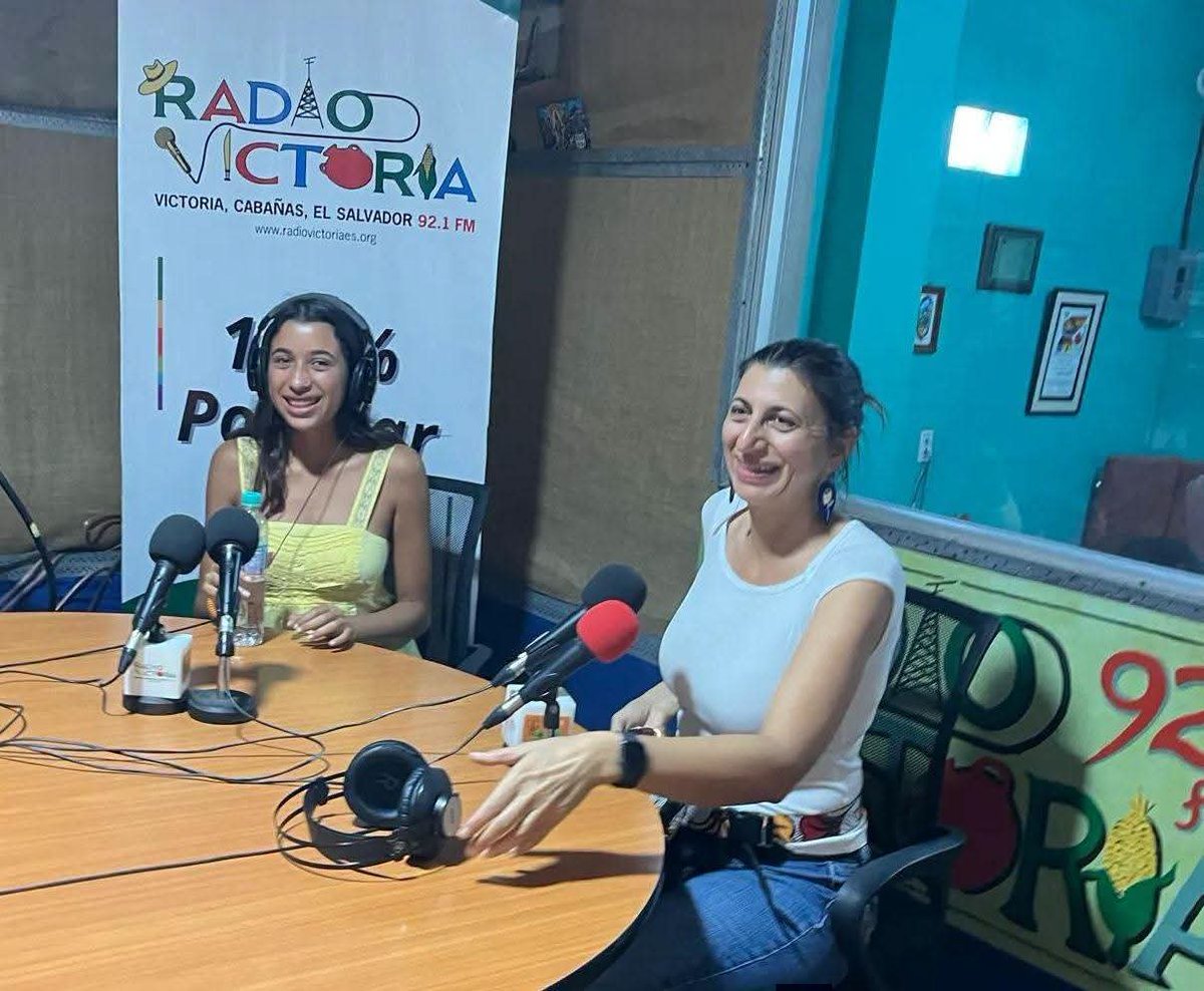 RadioVictoria10's tweet photo. #Amistades
Radio Victoria, agradece a la familia Reyes por su visita desde California_ Estados Unidos, y su interés por conocer la historia y el trabajo de esta emisora comunitaria.
Gracias por su sintonía el 92.1fm y https://t.co/aG4C4NWGqu
@kpfaradio https://t.co/ck2rwqnICF