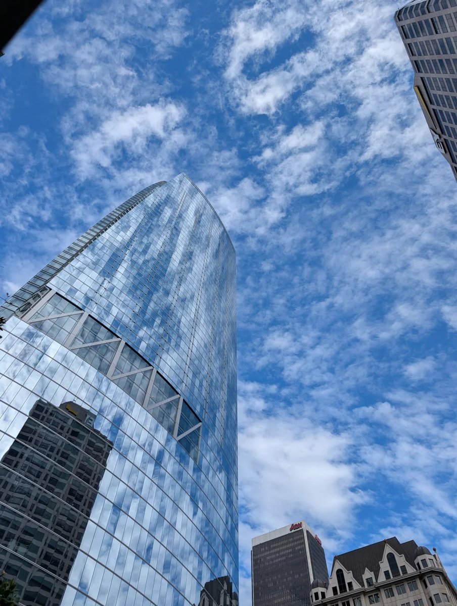 belindakta's tweet photo. Blue sky reflecting on the city buildings soft calm and effortlessly beautiful
#SkyReflection #CityAesthetic #BlueSky https://t.co/TmUFuaxJFw
