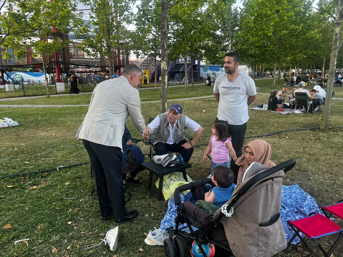 abalin's tweet photo. Millet Bahçesi girişinde bulunan Mobil AK Nokta çadırımızı ziyaret ederek kıymetli teşkilat mensuplarımızla bir araya geldik; komşularımızla selamlaştık, muhabbet ettik.

Aziz hemşehrilerimizle gönül köprüleri kurmaya, davamızı ve Türkiye Yüzyılı hedeflerimizi vatandaşlarımızla buluşturmaya devam ediyoruz.

Her mahallesiyle, her hikâyesiyle Başakşehir için; ilk günkü aşkla, durmadan, yorulmadan çalışıyoruz.