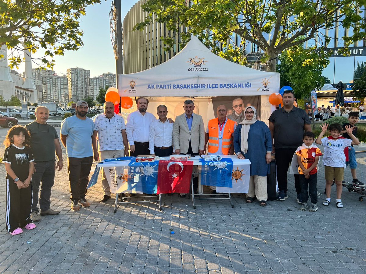 abalin's tweet photo. Millet Bahçesi girişinde bulunan Mobil AK Nokta çadırımızı ziyaret ederek kıymetli teşkilat mensuplarımızla bir araya geldik; komşularımızla selamlaştık, muhabbet ettik.

Aziz hemşehrilerimizle gönül köprüleri kurmaya, davamızı ve Türkiye Yüzyılı hedeflerimizi vatandaşlarımızla buluşturmaya devam ediyoruz.

Her mahallesiyle, her hikâyesiyle Başakşehir için; ilk günkü aşkla, durmadan, yorulmadan çalışıyoruz.