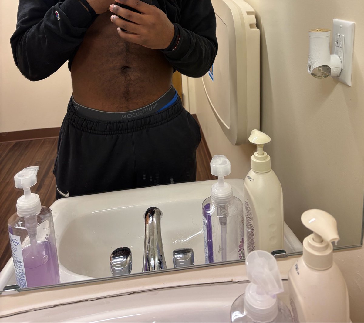 Wally_takes's tweet photo. can i give you some head while you play with my dreads #hmu #dl #trans #horny #freaks https://t.co/GJJJZrChbH