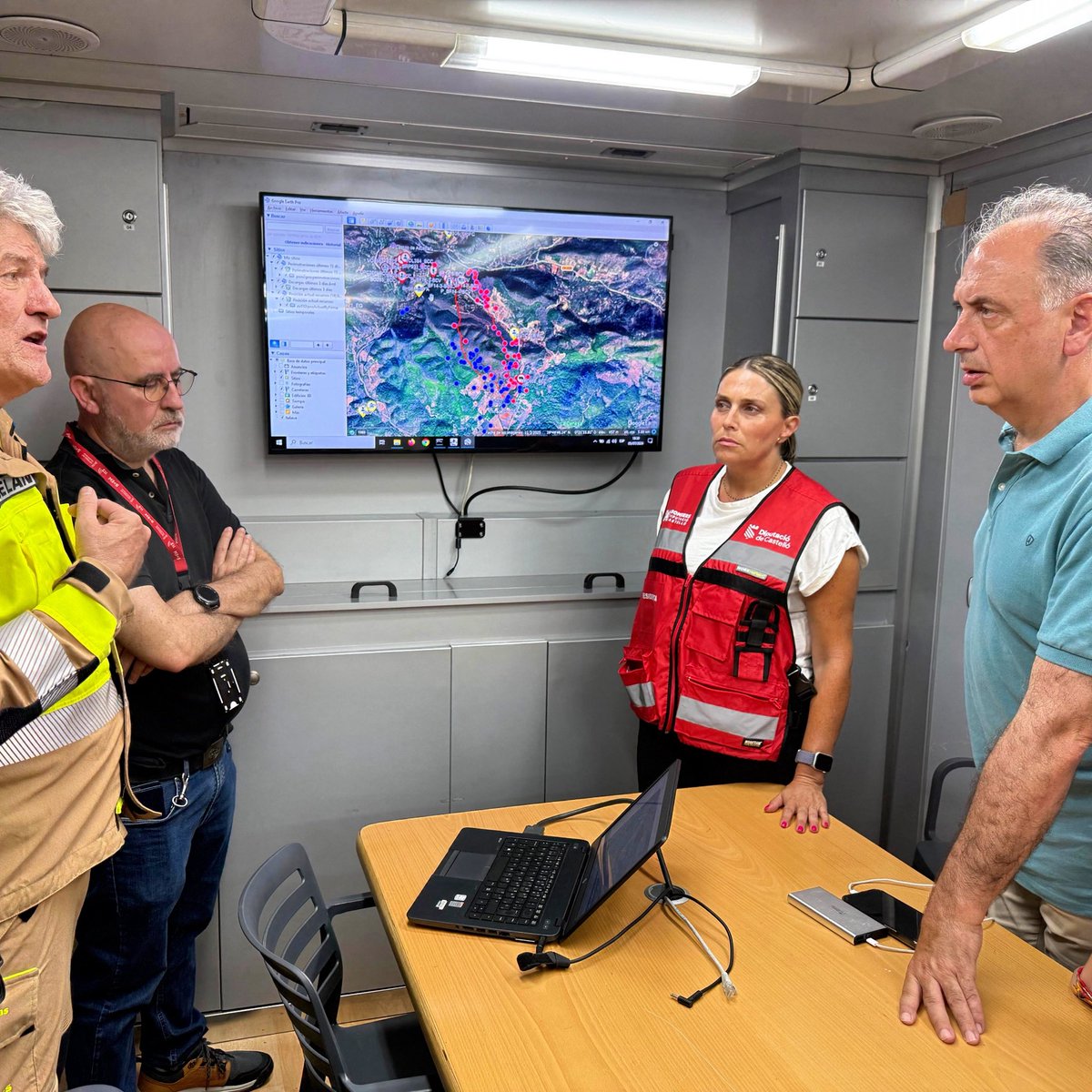 GVAEmergencias's tweet photo. El conseller de @gvaemergencias, en el PMA del incendio declarado en #IFSoneja y visitando e interesándose por los vecinos que han sido desalojados del municipio de #Azuebar https://t.co/Ei2DYCfQwy