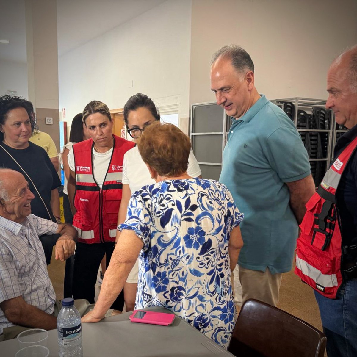 GVAEmergencias's tweet photo. El conseller de @gvaemergencias, en el PMA del incendio declarado en #IFSoneja y visitando e interesándose por los vecinos que han sido desalojados del municipio de #Azuebar https://t.co/Ei2DYCfQwy