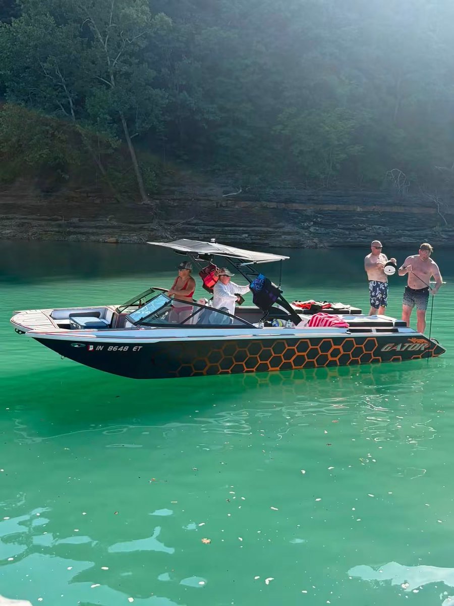 rbosprint's tweet photo. July 4th was 🔥 🔥 
Ran inro some Hoosiers down for a long weekend. Nice boat as well. https://t.co/xsFUHFFO8N
