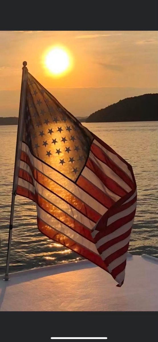 rbosprint's tweet photo. July 4th was 🔥 🔥 
Ran inro some Hoosiers down for a long weekend. Nice boat as well. https://t.co/xsFUHFFO8N