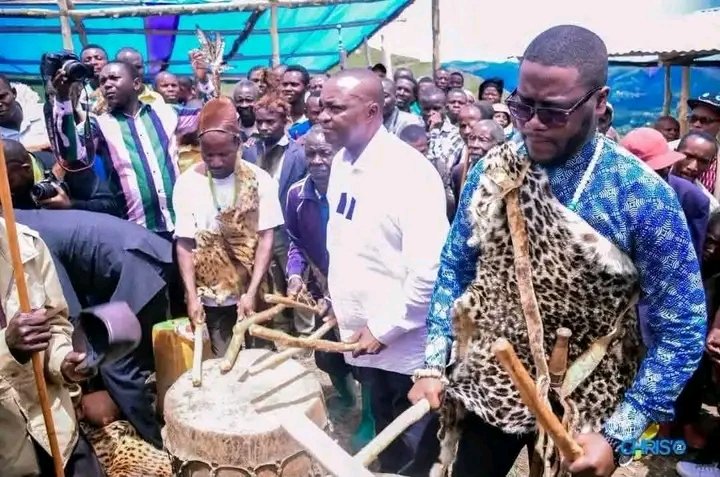 JonathanMuhany1's tweet photo. C'était dans son fief électoral de WALUNGU plus précisément dans la cour royale de kaziba.ce moment me manque. Que la paix revienne vite.
Merci pour vos réalisations dans le Sud-kivu et le Congo cher Honorable sénateur @KatintimaN meilleur élu sénateur du Sud-kivu https://t.co/yegHUY3MMg