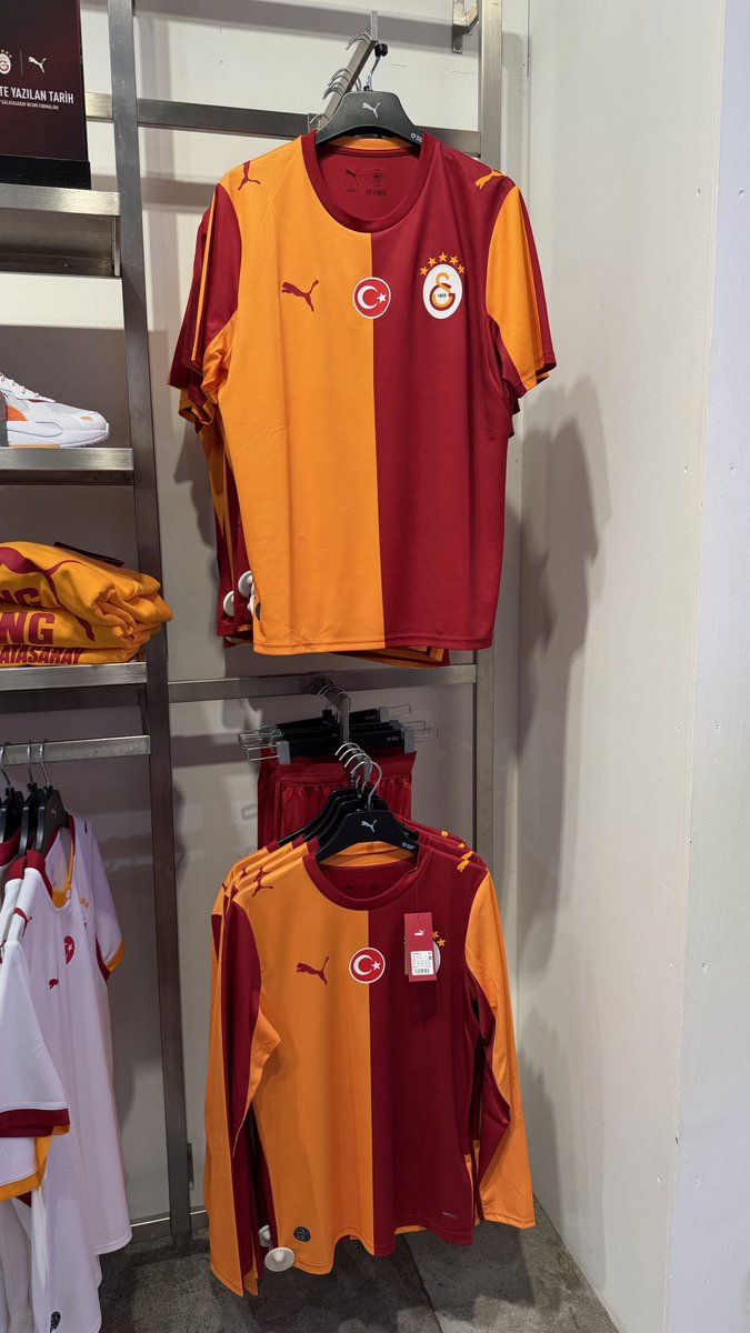 atavratfelipe's tweet photo. Yeni sezon forması almak için mağazaya girdim tam alıyodum aklıma dursun aydın özbek’in rezillikleri geldi almaktan vazgeçtim. https://t.co/iuK28PgRf2