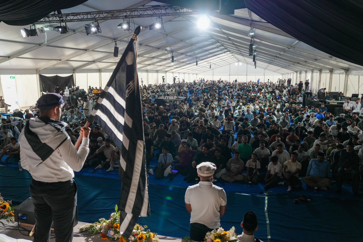 KhuddamDE's tweet photo. 🌟 Das #Ijtema26 geht mit der Abschlusszeremonie zu Ende. Drei Tage liegen hinter uns, Erinnerungen und Impulse nehmen wir mit.

🕌 Was bleibt, ist die Verantwortung, das Gelernte weiterzutragen: Namaz nicht nur zum Motto zu machen, sondern zur Säule unseres täglichen Lebens. https://t.co/2Uf2QTiWxi