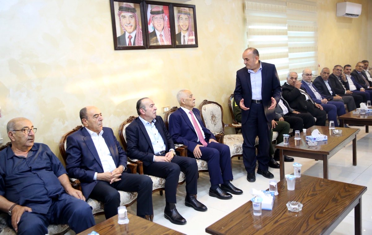 alraqebnews's tweet photo. مندوبا عن الملك وولي العهد...العيسوي يعزي الوشاح والفريحات .. صور https://t.co/mIkjQ6o8bv https://t.co/WxIRJDCc8L
