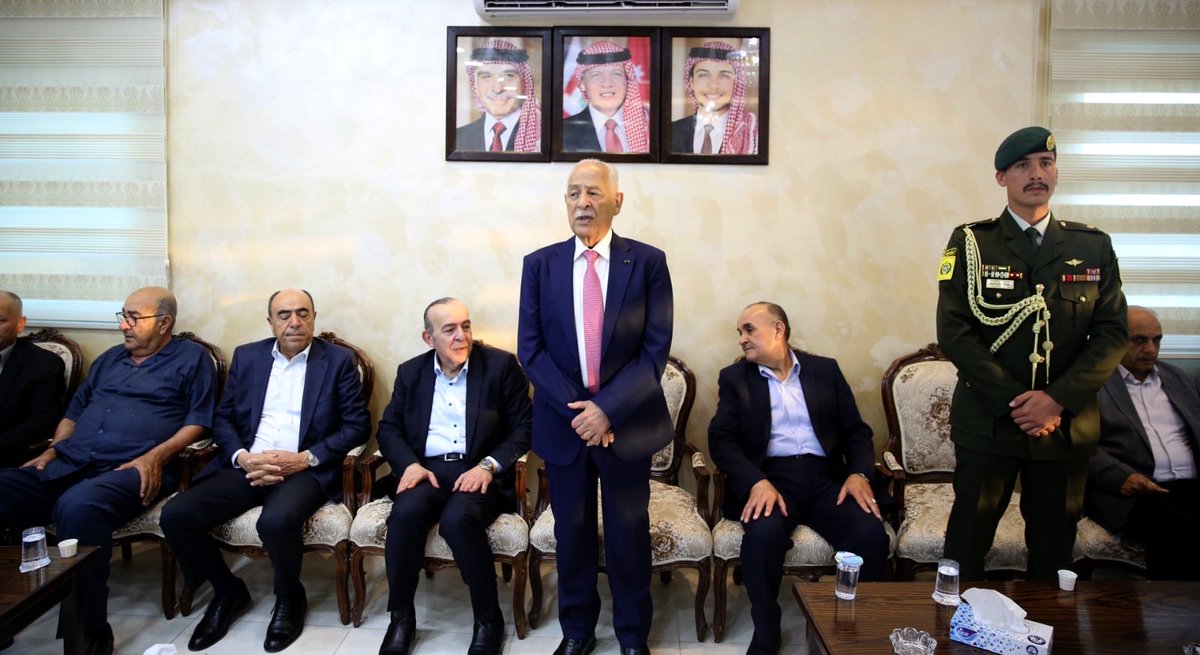 alraqebnews's tweet photo. مندوبا عن الملك وولي العهد...العيسوي يعزي الوشاح والفريحات .. صور https://t.co/mIkjQ6o8bv https://t.co/WxIRJDCc8L