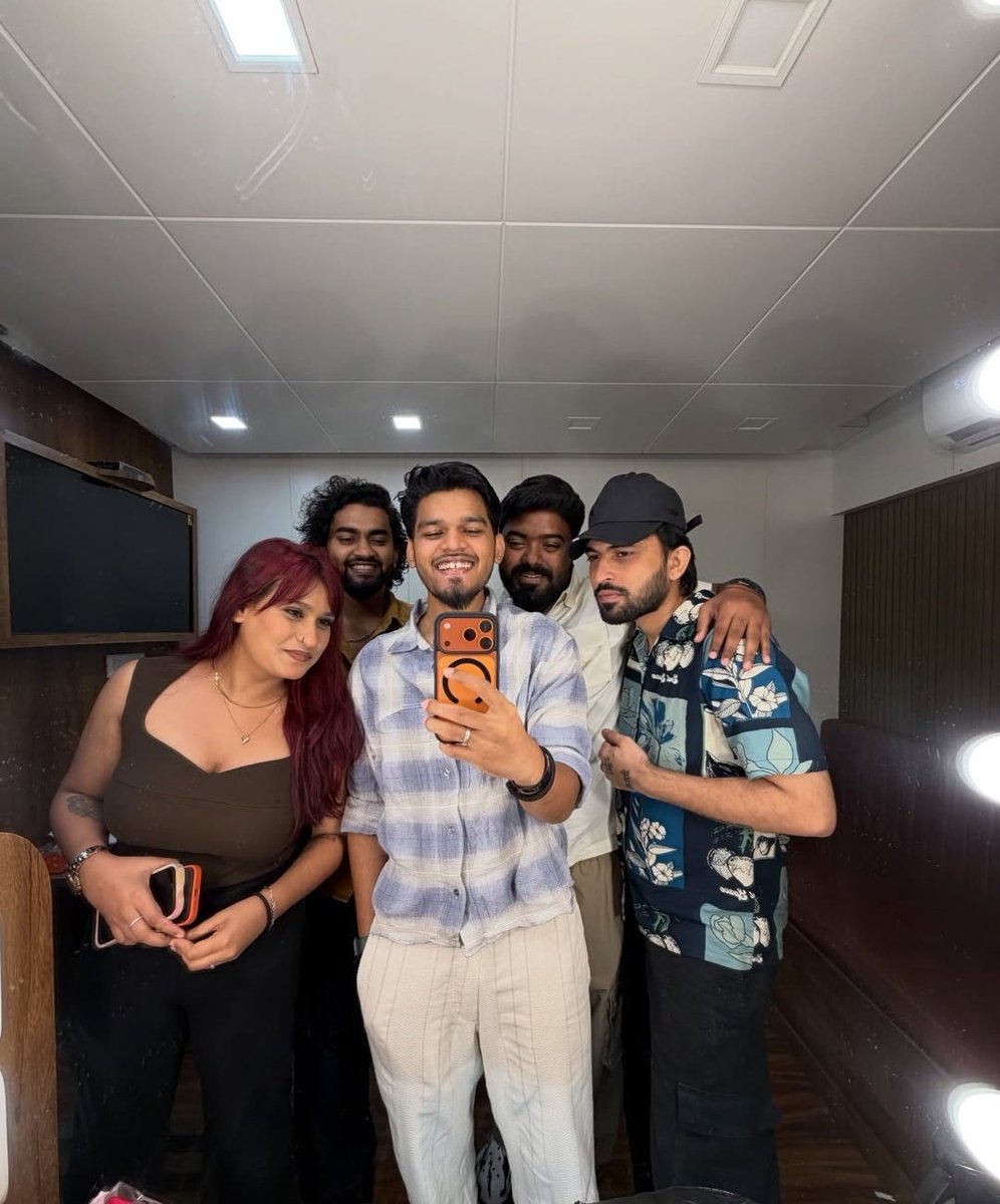 faahhh54's tweet photo. #koshish after so long😭🙌🤣 

#ElvishYadav #JannatZubair https://t.co/JAgCclJ5wo