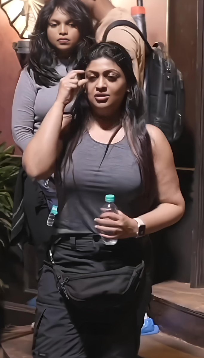 MsKodalu's tweet photo. A director must be motivating her crew members like Geethu Mohandas. 🥶 🔥 https://t.co/1Hbp9wV4w3