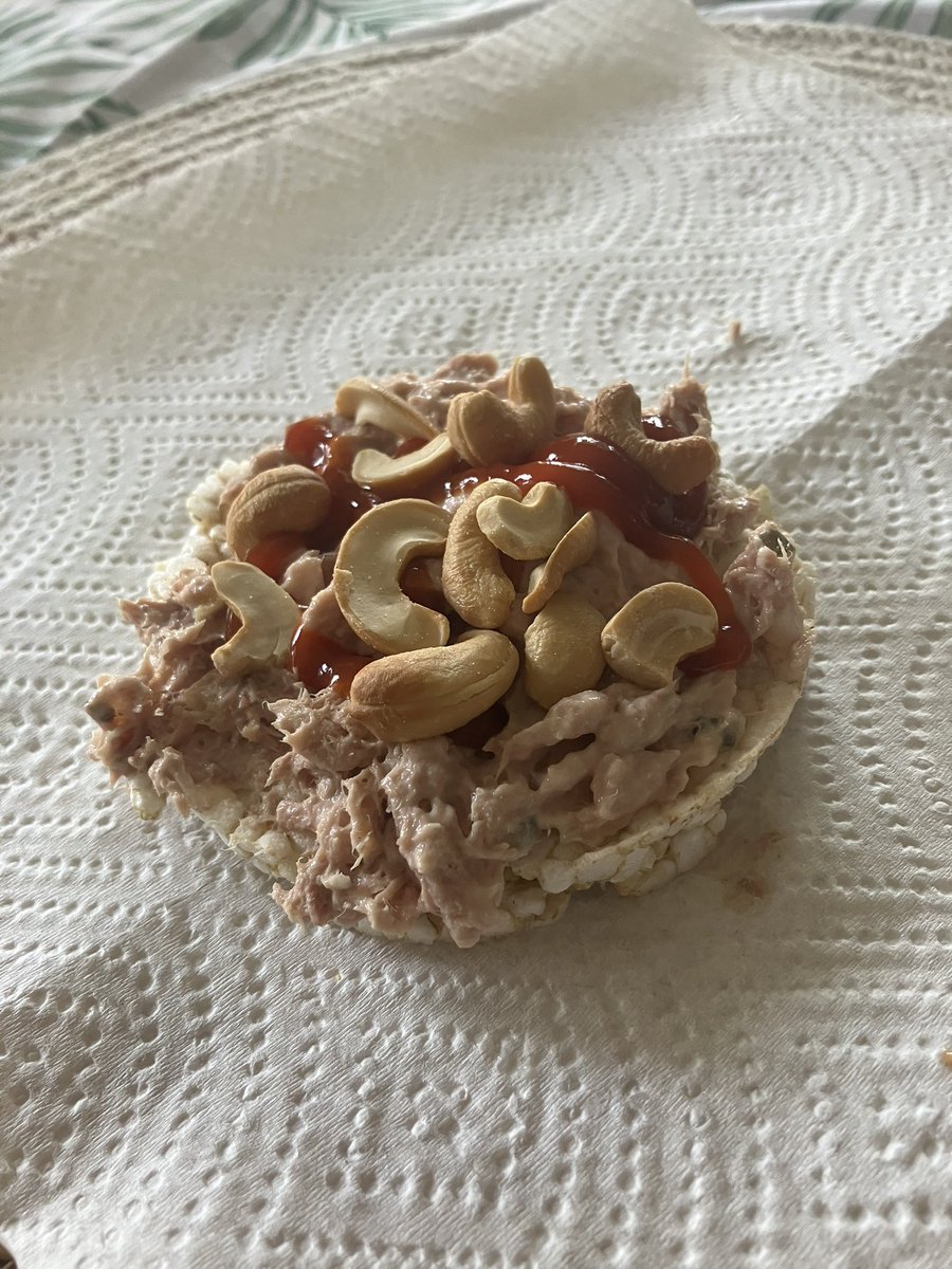 MUSTARDLUVERR's tweet photo. i never really thought my meals were that weird even though my gf trolls me on it all the time. i made this for breakfast and for once i took a step back and reflected on my creation https://t.co/UYttxs4X6D