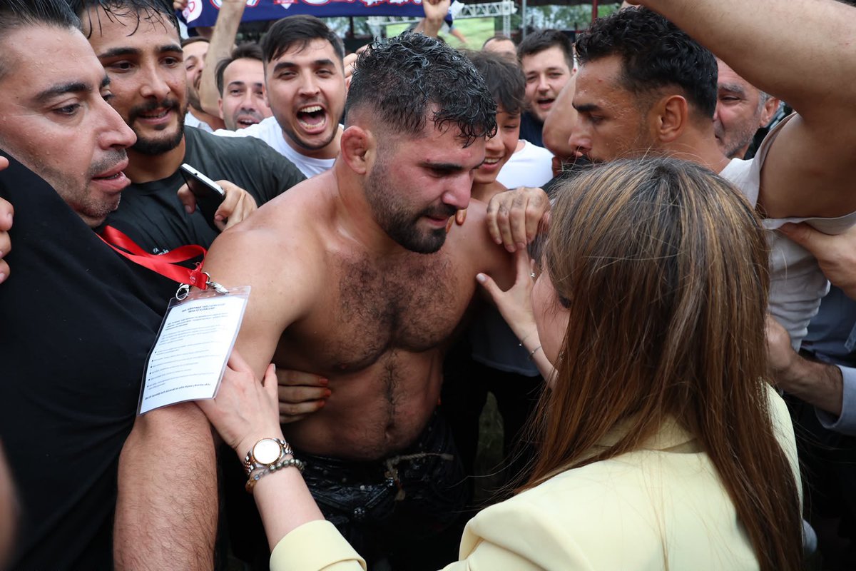 busraozdemirtr's tweet photo. Altın Kemer Antalya’nın, bu gurur hepimizin! 🏆

665. Tarihi Kırkpınar Yağlı Güreşleri’nde er meydanında ortaya koyduğu büyük mücadeleyle zafere ulaşan Antalya Büyükşehir Belediyesi başpehlivanımız Erkan Taş’ı yürekten kutluyorum. 🫶🏻

Asırlık bir geleneğin en büyük ödülünü Antalya’mıza kazandıran başpehlivanımızla gurur duyuyor, er meydanında alın teri döken, yiğitçe mücadele eden tüm pehlivanlarımızı da gönülden tebrik ediyorum.

Muhittin Başkanımızın yıllardır Ata sporumuza verdiği emek ve bizlerin bu yolda hiç eksilmeyen desteği ve inancı ile bugün Altın Kemer’in yeniden Antalya’mıza gelmesinden büyük mutluluk duyuyorum.