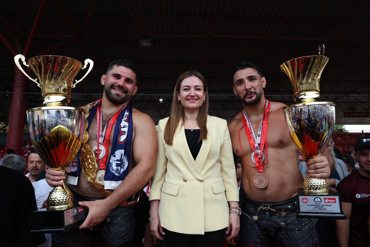 busraozdemirtr's tweet photo. Altın Kemer Antalya’nın, bu gurur hepimizin! 🏆

665. Tarihi Kırkpınar Yağlı Güreşleri’nde er meydanında ortaya koyduğu büyük mücadeleyle zafere ulaşan Antalya Büyükşehir Belediyesi başpehlivanımız Erkan Taş’ı yürekten kutluyorum. 🫶🏻

Asırlık bir geleneğin en büyük ödülünü Antalya’mıza kazandıran başpehlivanımızla gurur duyuyor, er meydanında alın teri döken, yiğitçe mücadele eden tüm pehlivanlarımızı da gönülden tebrik ediyorum.

Muhittin Başkanımızın yıllardır Ata sporumuza verdiği emek ve bizlerin bu yolda hiç eksilmeyen desteği ve inancı ile bugün Altın Kemer’in yeniden Antalya’mıza gelmesinden büyük mutluluk duyuyorum.