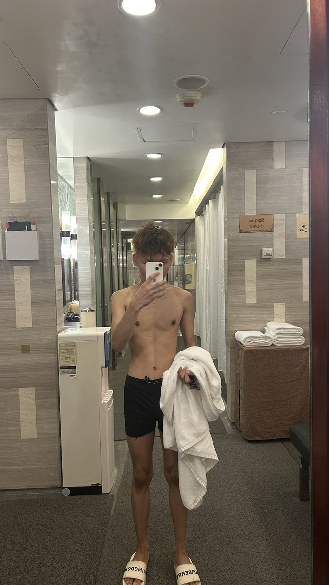 strknbg's tweet photo. swimmingggg https://t.co/4ZDYqQ63id