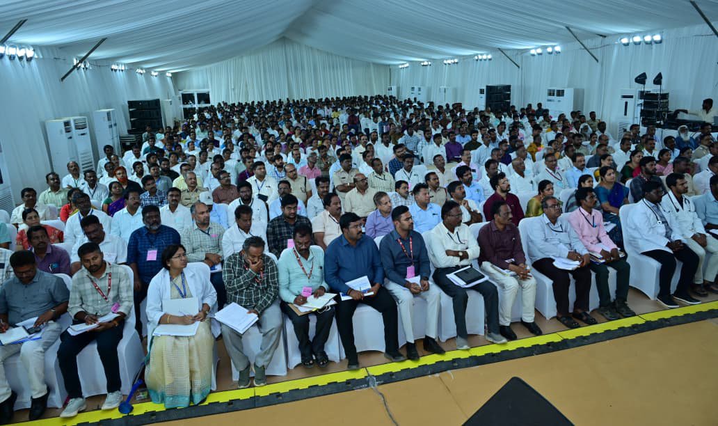 AndhraPradeshCM's tweet photo. మూడో రోజు పర్యటనలో భాగంగా కుప్పం నియోజకవర్గ సమీక్షా సమావేశాన్ని గౌరవ ముఖ్యమంత్రి శ్రీ నారా చంద్రబాబు నాయుడు నిర్వహించారు. చిత్తూరు జిల్లా, కుప్పం నియోజకవర్గానికి చెందిన అధికారులు పోలీసు ఉన్నతాధికారులు, ఉద్యోగులు ఈ సమావేశానికి హాజరయ్యారు. కుప్పం నియోజక వర్గ అభివృద్ధి, ప్రజలకు అందుతున్న ప్రభుత్వ సేవలపై సీఎం సమీక్ష లో ప్రస్తావించారు.