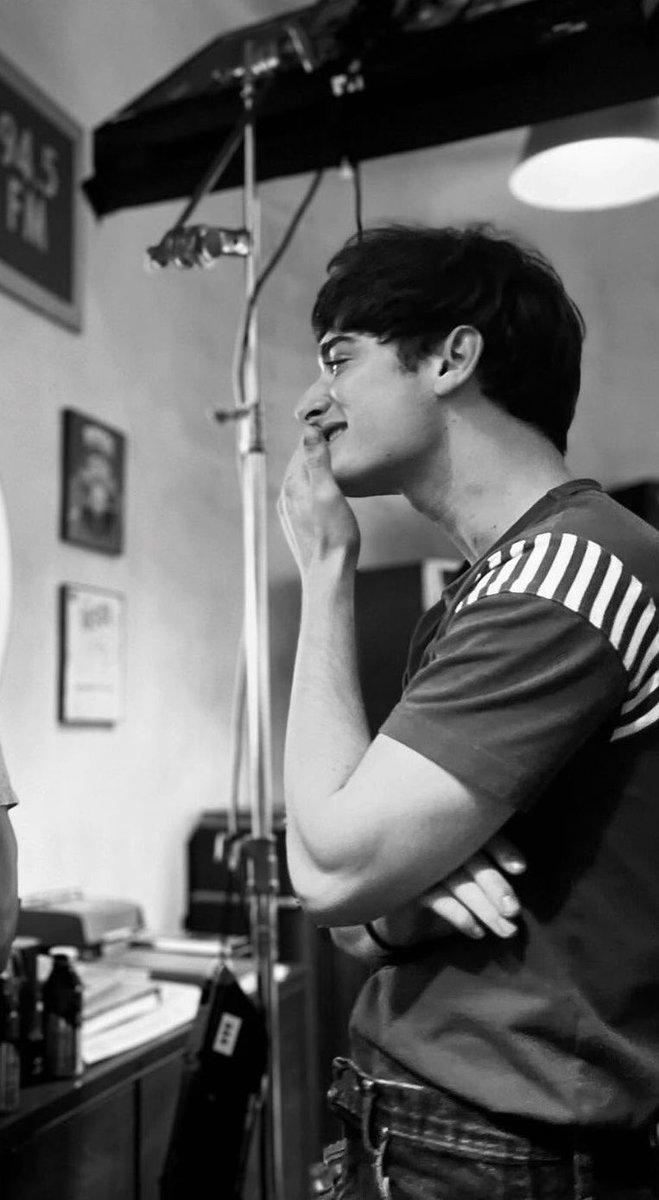 noah schnapp side profile tweet media