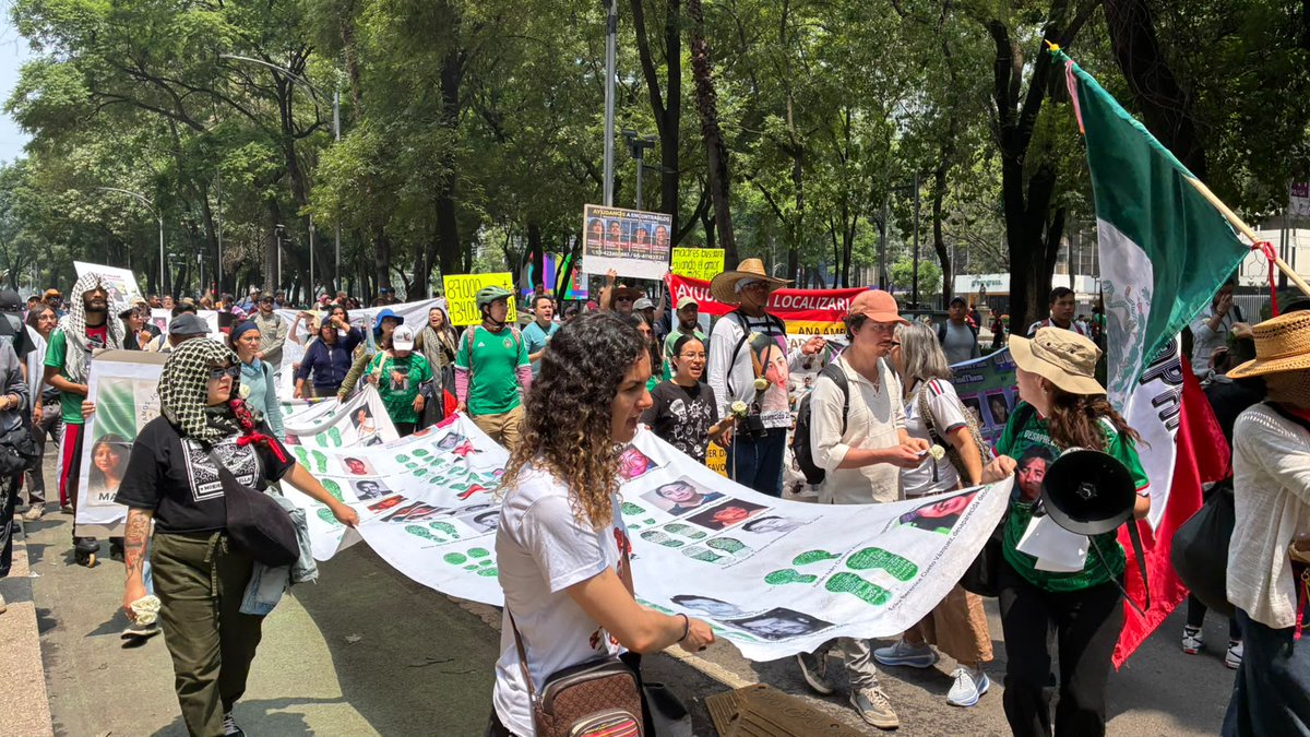 Pajaropolitico's tweet photo. @m_nochebuena Al grito de “aficionado, consciente, se une al contingente”, las familias y colectivos se abren paso por carriles centrales rumbo a la Glorieta de las Personas Desaparecidas. También preguntan “¿y si sí los encuentran?”.

📹: @m_nochebuena https://t.co/JzGvlxlX8B