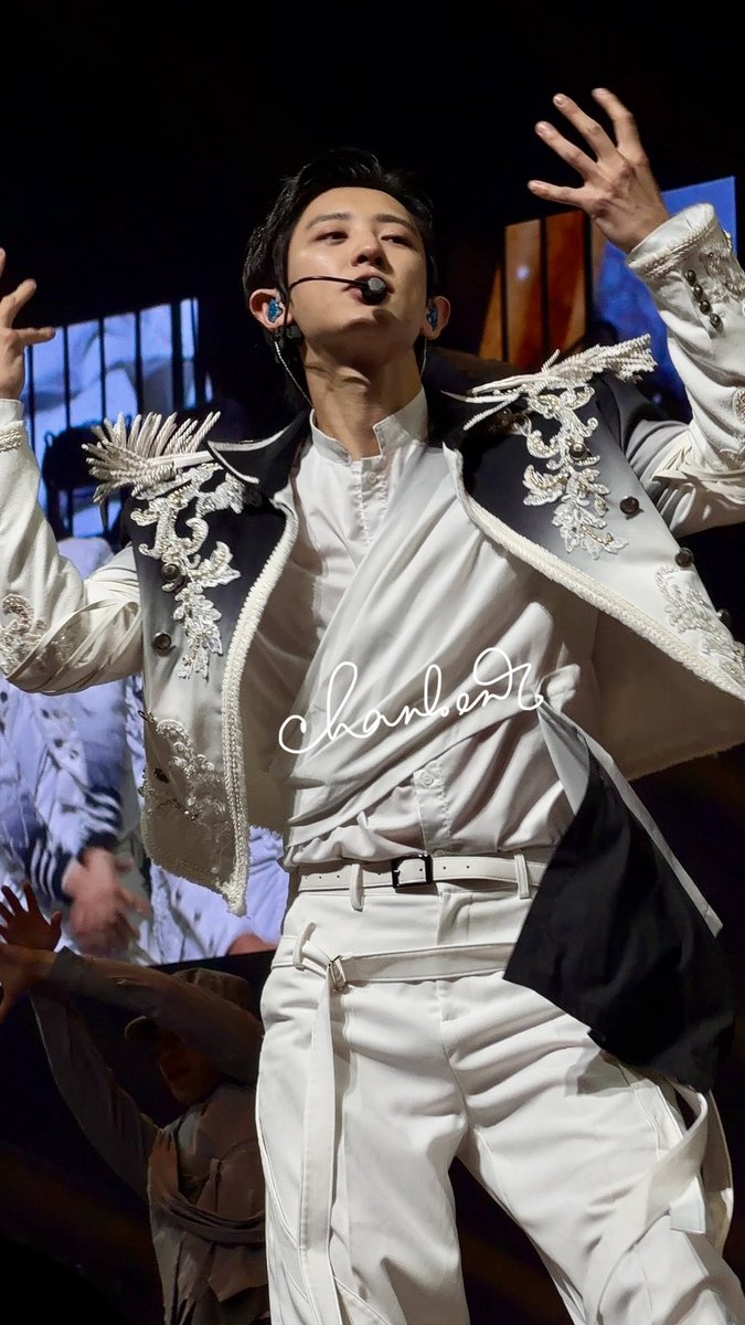 sheloey6161's tweet photo. still don't understand how tf is chanyeol real ...? https://t.co/bHfPRgd7jR