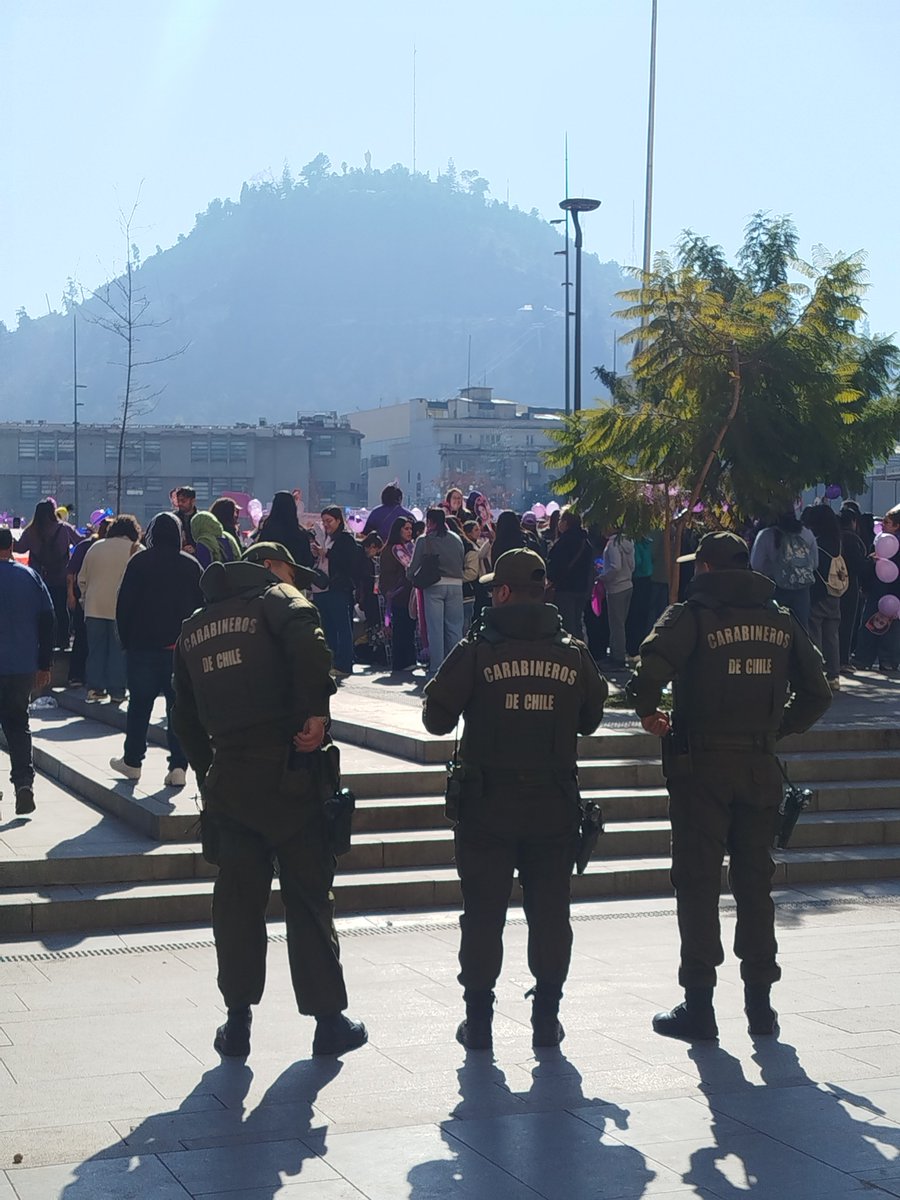 GiovankaLuengo's tweet photo. Pelear con un niño, eliminar el pago de contribuciones a personas mayores que ganan sobre 3.5 M mensuales, aumentar la jornada laboral a 52 horas semanales sin horas extras y pelear con las ARMY: prioridades de la administración, prioridades.

#BTSENCHILE
#BTSALNACIONAL https://t.co/nFB3lUVlGT