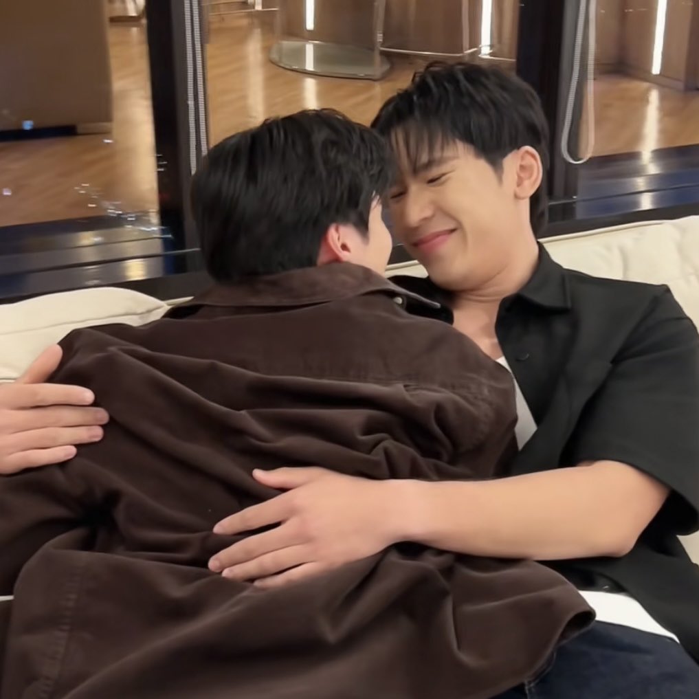rubiedesumt's tweet photo. ปู่ศศินฝากถามล้มท่าไหนถึงได้กอดกัน https://t.co/yErv5yzdeA
