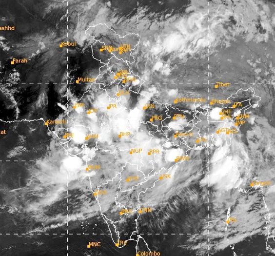 Hosalikar_KS's tweet photo. 5 Jul, 11 pm, Mumbai &amp; konkan, part of ghat areas could rain mid to heavy during the next 3,4 hrs. 
The all india satellite img is also attached here, where we can see the impact of the depression system. https://t.co/v74Ci43Vig