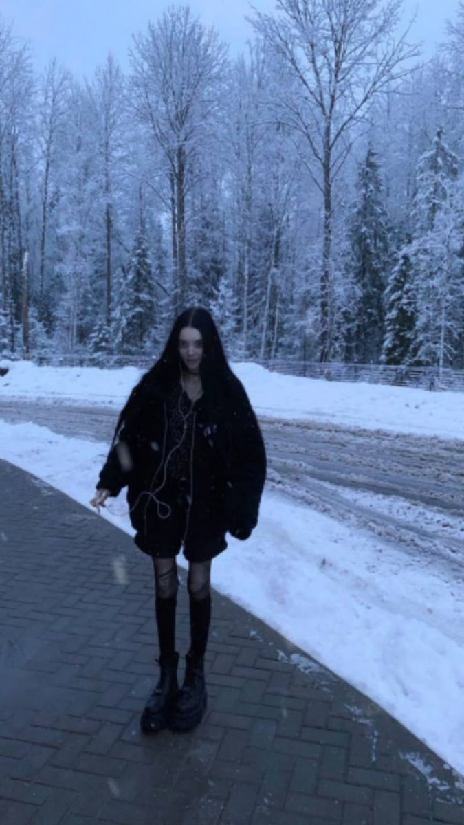 cybrrworm's tweet photo. Starve for summer? I'm doing this for winter. There's something about being skinny while its gloomy and cold. #edrtwt https://t.co/N8sXwErcLl