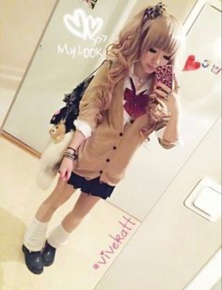 qwmirie's tweet photo. ta voltando a discussao dela ser gal e oq me irrita é gente que nao é gyaru querendo dar uma de estudado pra opinar… o gyaru tem muitos subestilos e o da aya é o kogal gyaru (esse das fotos)!! so pq ela nao se veste do gyaru “convencional” nao quer dizer que ela nao é gyaru https://t.co/tULYYzXpZg