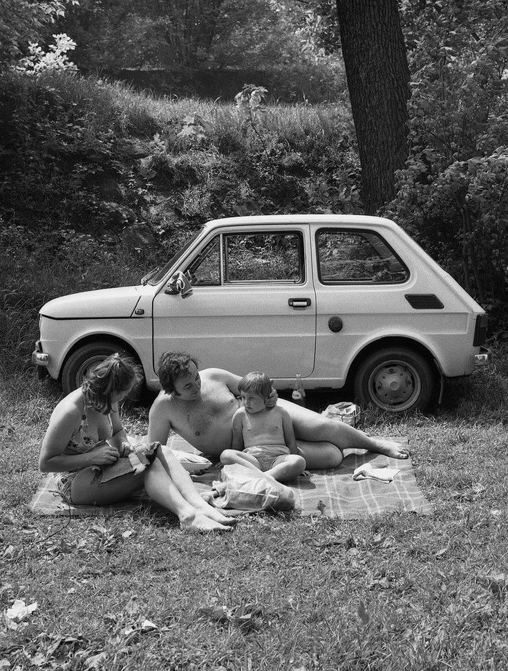 eastblocvisuals's tweet photo. Family picnic in Poland, 1970s. https://t.co/aGD08bI160