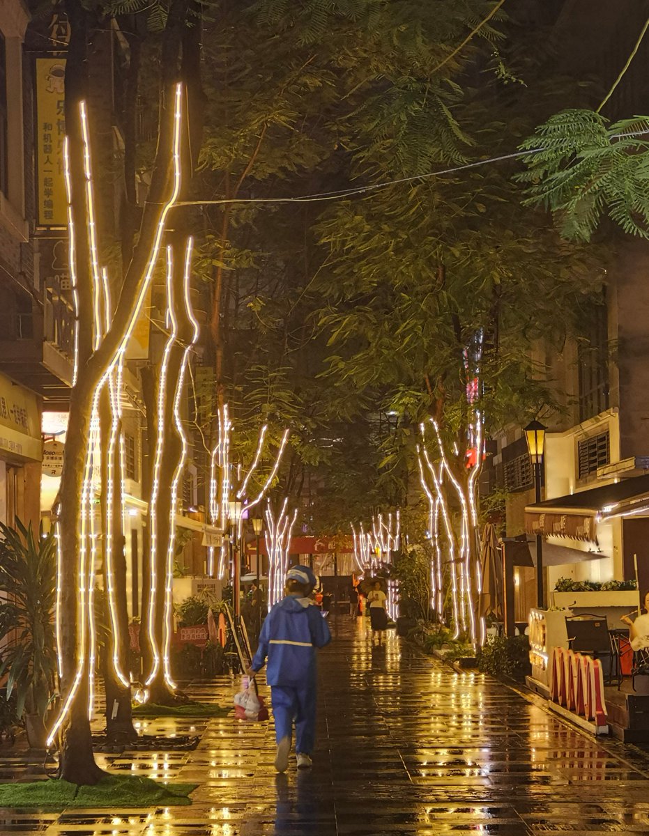 ilyshins's tweet photo. Quick afternoon street vibes  Rain-slicked asphalt reflecting the city’s glow, random strangers laughing under a shared awning—small moments that hit different. https://t.co/6ALedTGvzP