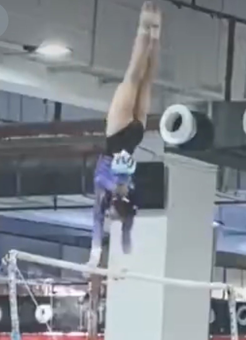 CasperTN's tweet photo. @triplezwisting @lazybonesgym @GymMadness4 Look at the way she grabs the bar with her right hand, it’s reverse grip. And another pic shows it more clearly. https://t.co/JuC7X7smNQ