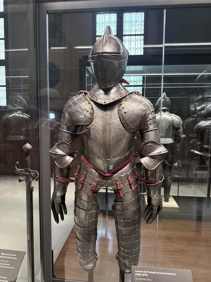 relaxmode74's tweet photo. Musee de L’armee .. yolu Paris e düşen ve askerliğe ve  silahlara  merakı olan herkesin gezemesi gereken bir müze. Nerdeyse 1000 yıllık askeri tarih burada yatıyor. Çok etkileyici. Osmanlı dan da bir çok eser var. https://t.co/BHs6saC2ti