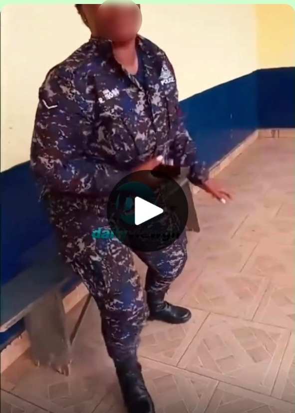 GhPoliceService's tweet photo. PRESS RELEASE:

ASHANTI NORTH REGIONAL POLICE COMMAND/MAMPONG 
RE: VIRAL VIDEO OF ALLEGED MISCONDUCT INVOLVING A POLICEWOMAN AT AFRANCHO/AKOMADAN DISTRICT https://t.co/wQ7ofi8Auw