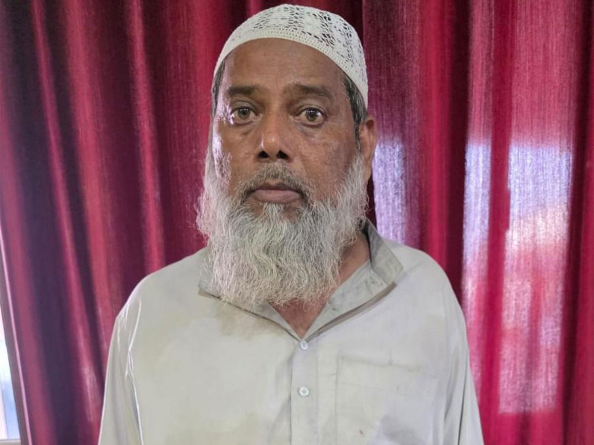 sanjoychakra's tweet photo. Used tea leaves were being chemically treated and repacked for sale. 

The Uttar Pradesh Special Task Force (STF) on Saturday busted an illegal factory manufacturing adulterated tea leaves in the Baddupur area of Barabanki district and arrested Mohammad Shakeel in connection with the racket.

From Dainik Bhaskar